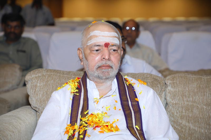 Sri Mulugu Ramalingeshwara Varaprasad Siddhanti was honoured with Jyotishyasastra Vignana Visharadha at Tummalapalli Kalakshetram, Vijayawada (47)